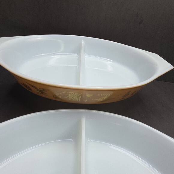 Pyrex Early American 1.5 Quart Divided Oval Covered Casserole Dish Set of 2. - Picture 3 of 13